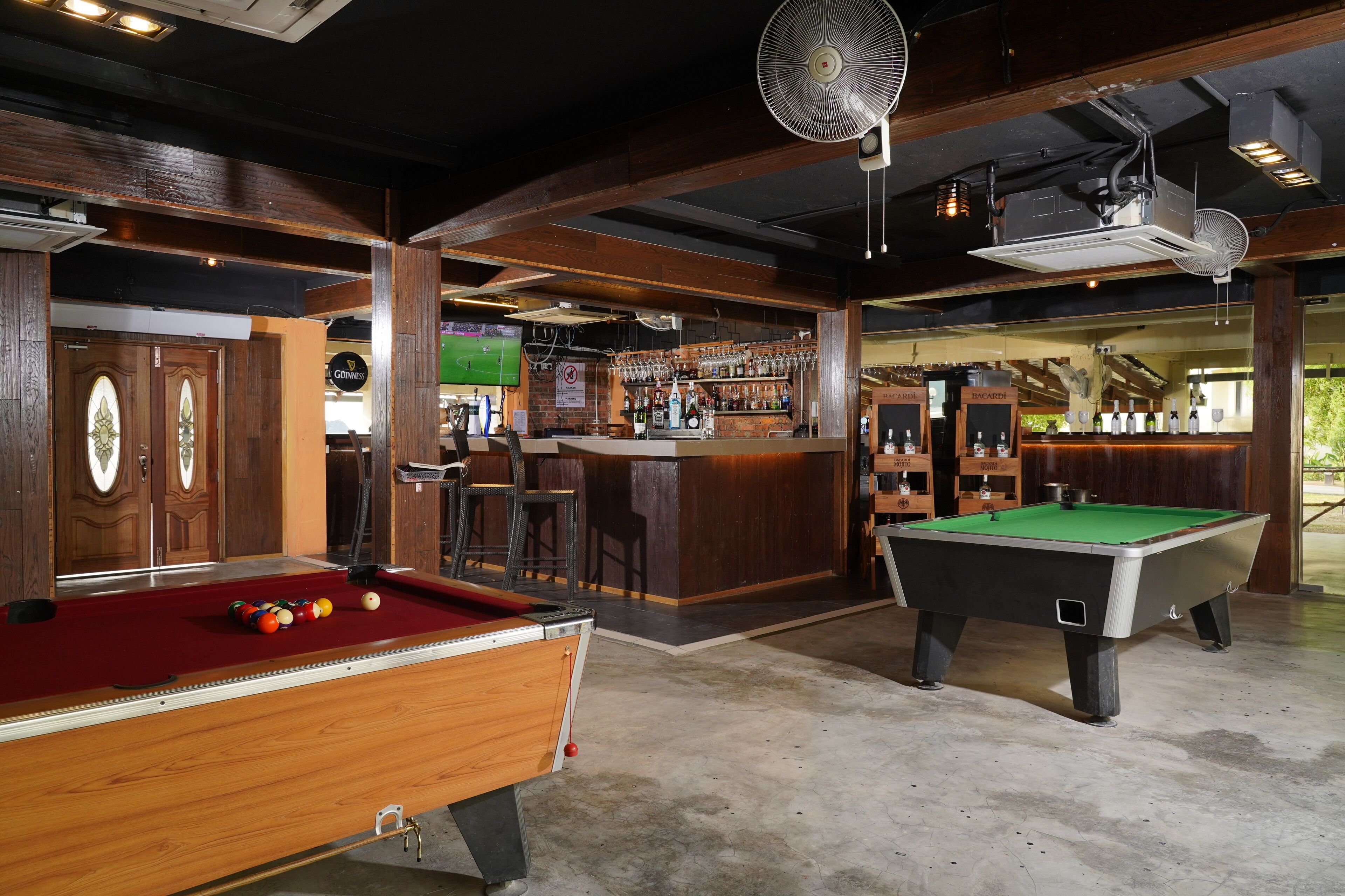 2 bars/lounges, 2 poolside bars