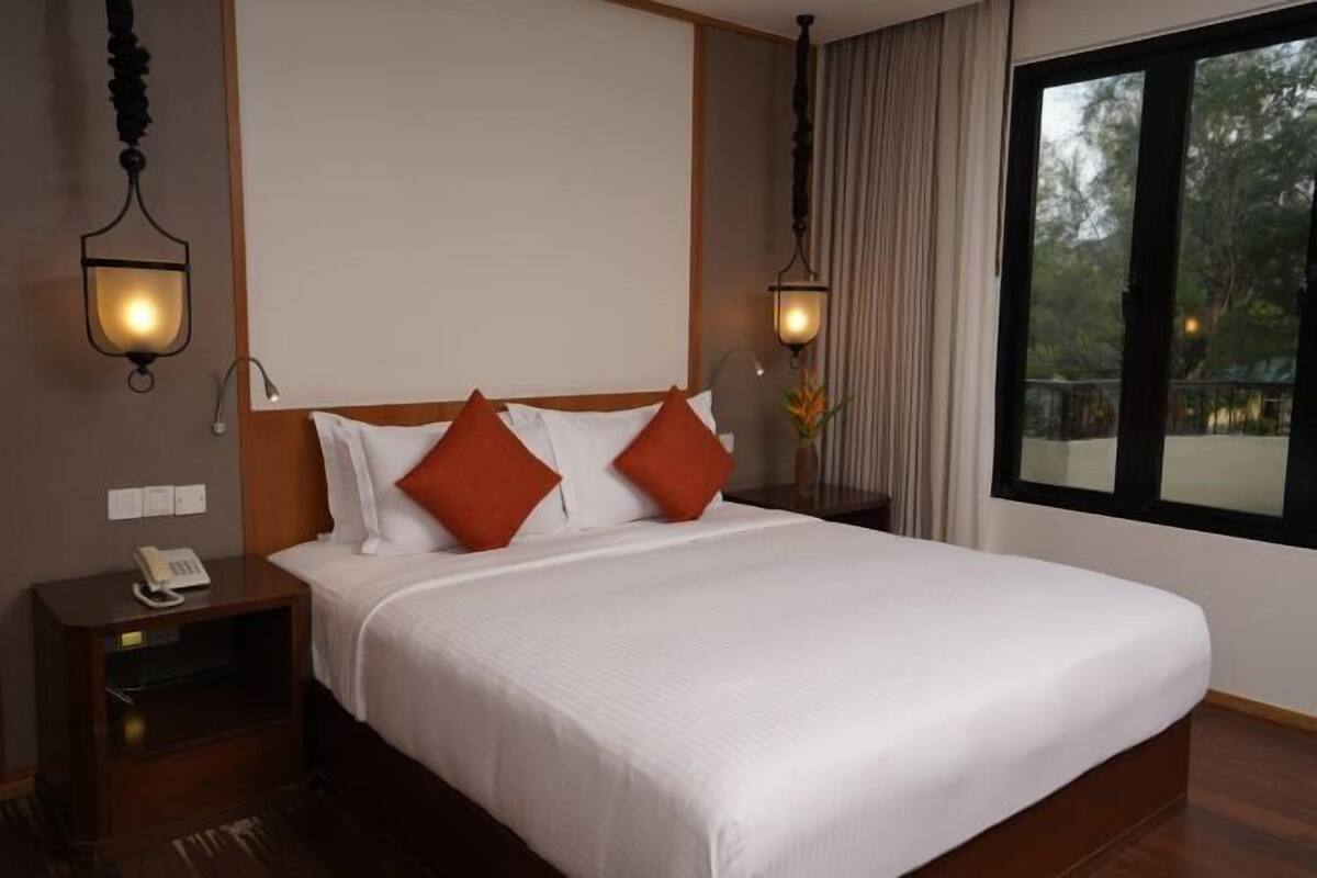 Down comforters, minibar, in-room safe, desk