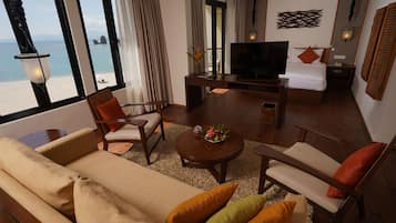 Suite (Bayu Senja) | Dundyner, minibar, safe på rommet og skrivebord