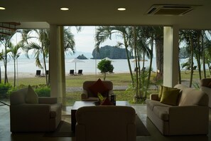 Här finns 2 restauranger som serverar frukost.