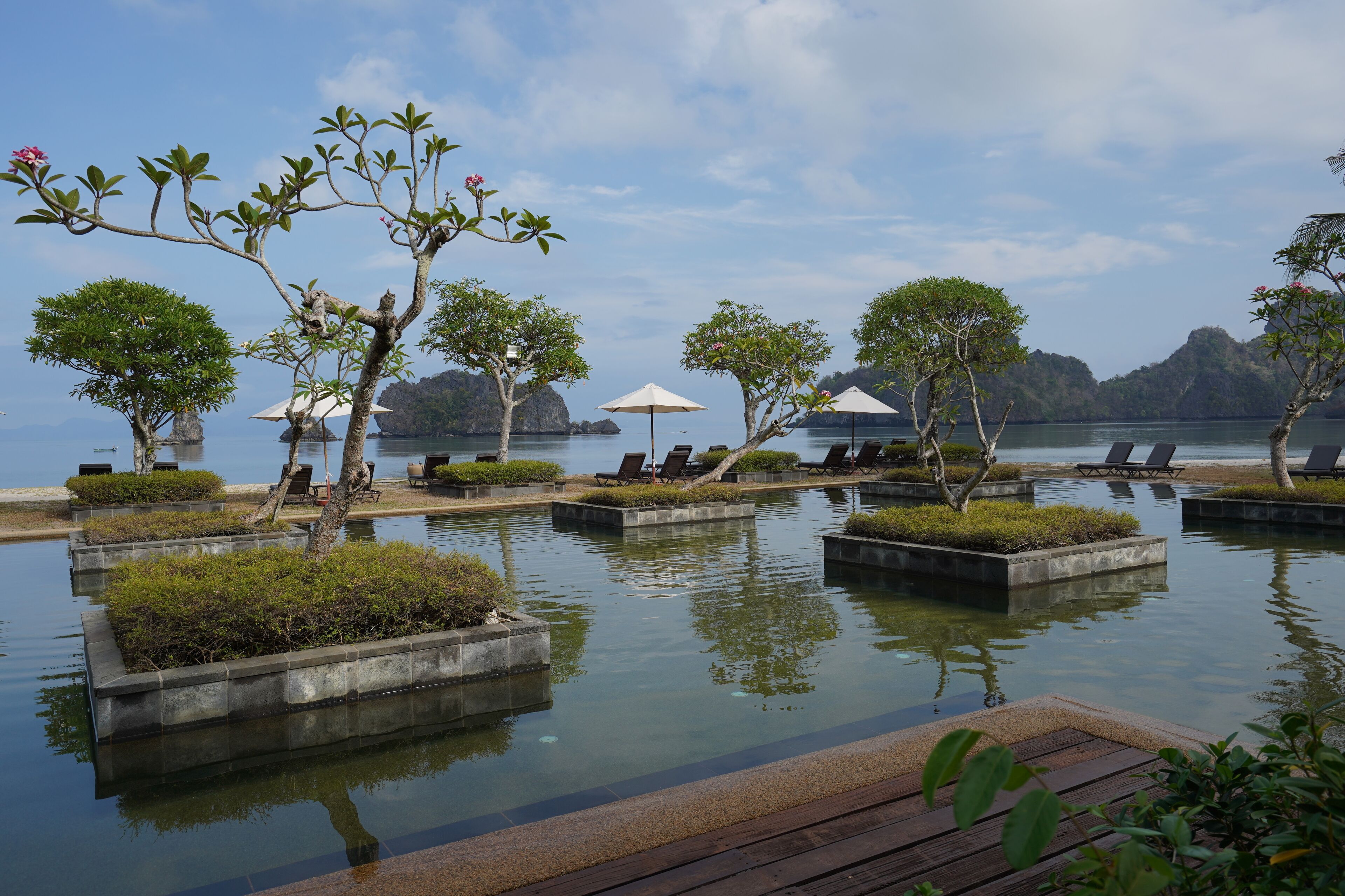 2 من حمّامات السباحة الخارجية، مظلات على حمّام السباحة، مقاعد للتشمس