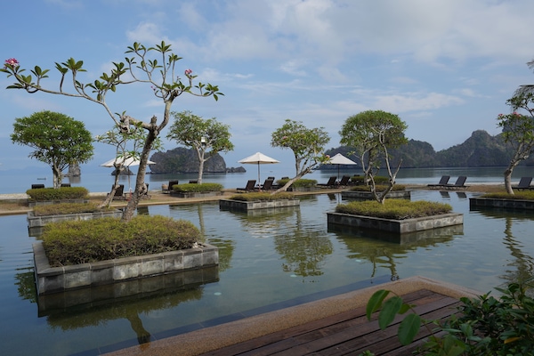 2 kolam renang outdoor, dengan payung kolam renang dan kursi berjemur
