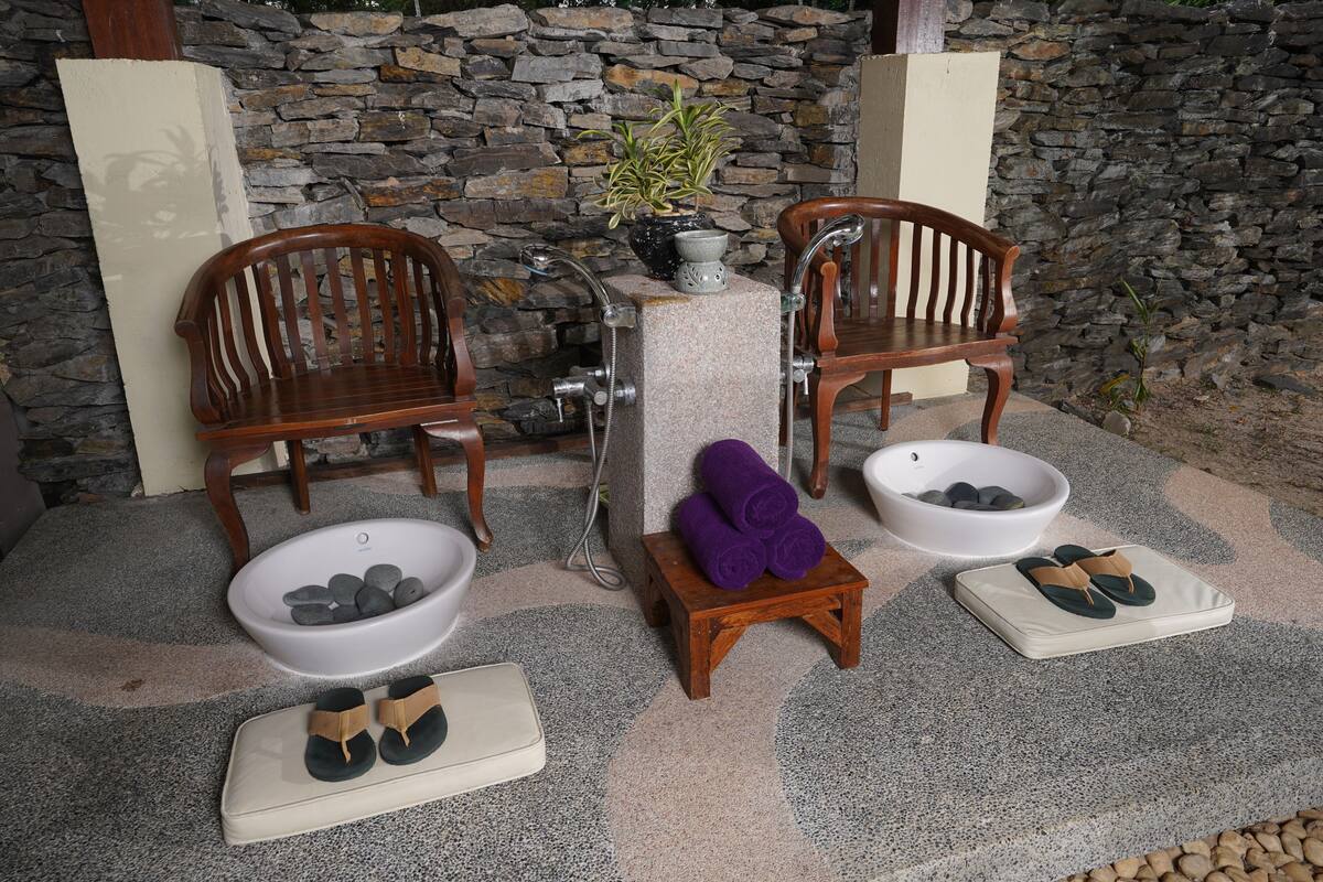 couples treatment room(s), body treatments, body wraps, body scrubs