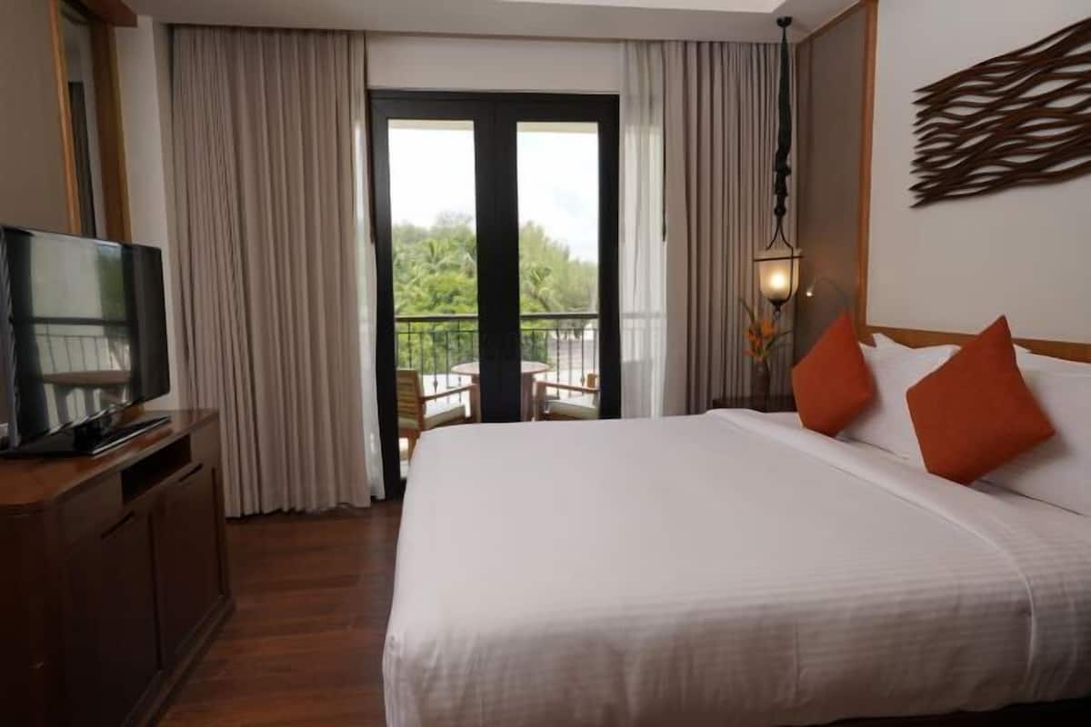 Down comforters, minibar, in-room safe, desk