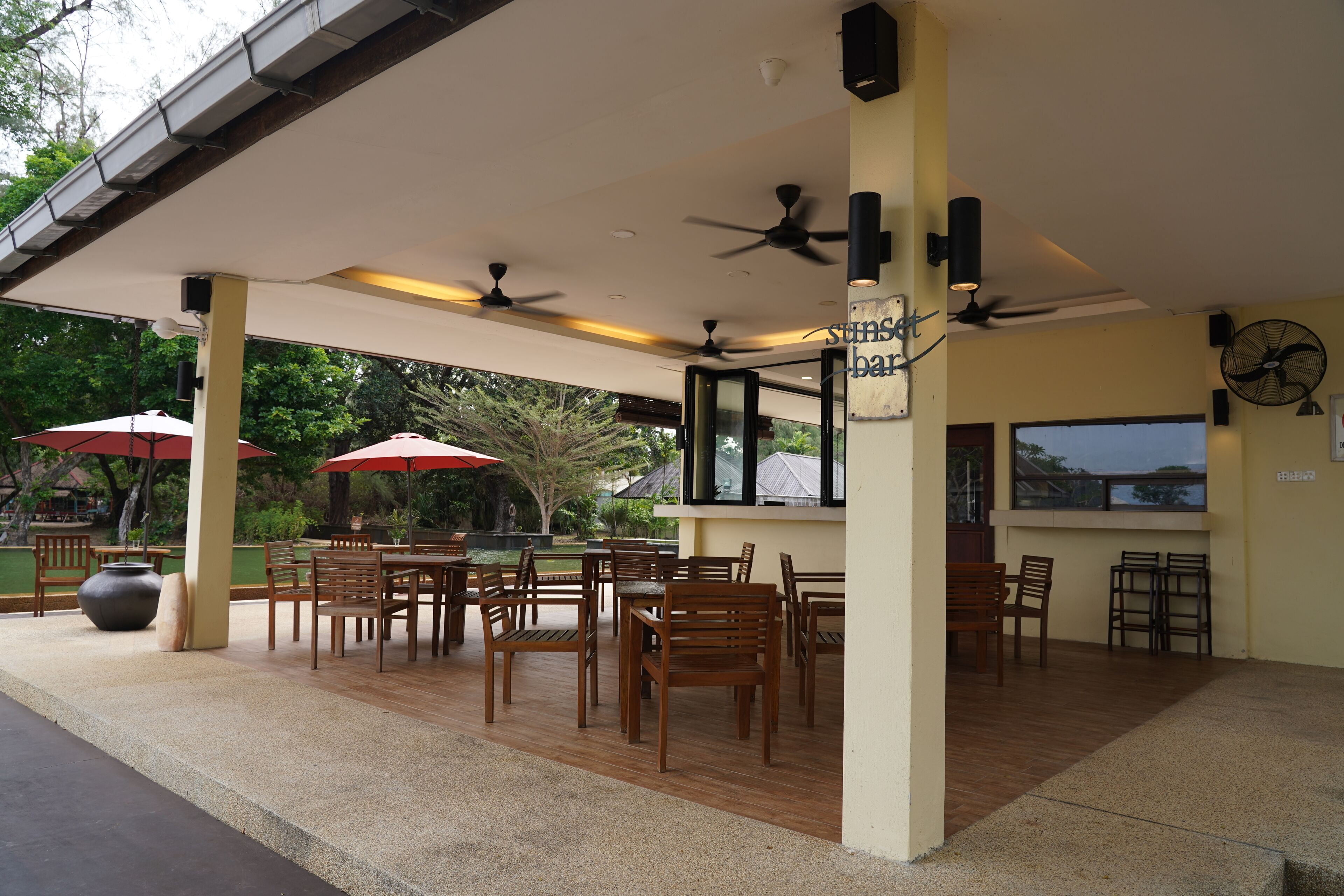 プールサイドバー