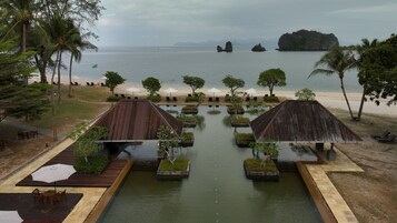 2 kolam renang terbuka, payung kolam, kerusi lepak pantai 