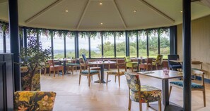 บริการอาหารเช้า อาหารกลางวัน และอาหารเย็น