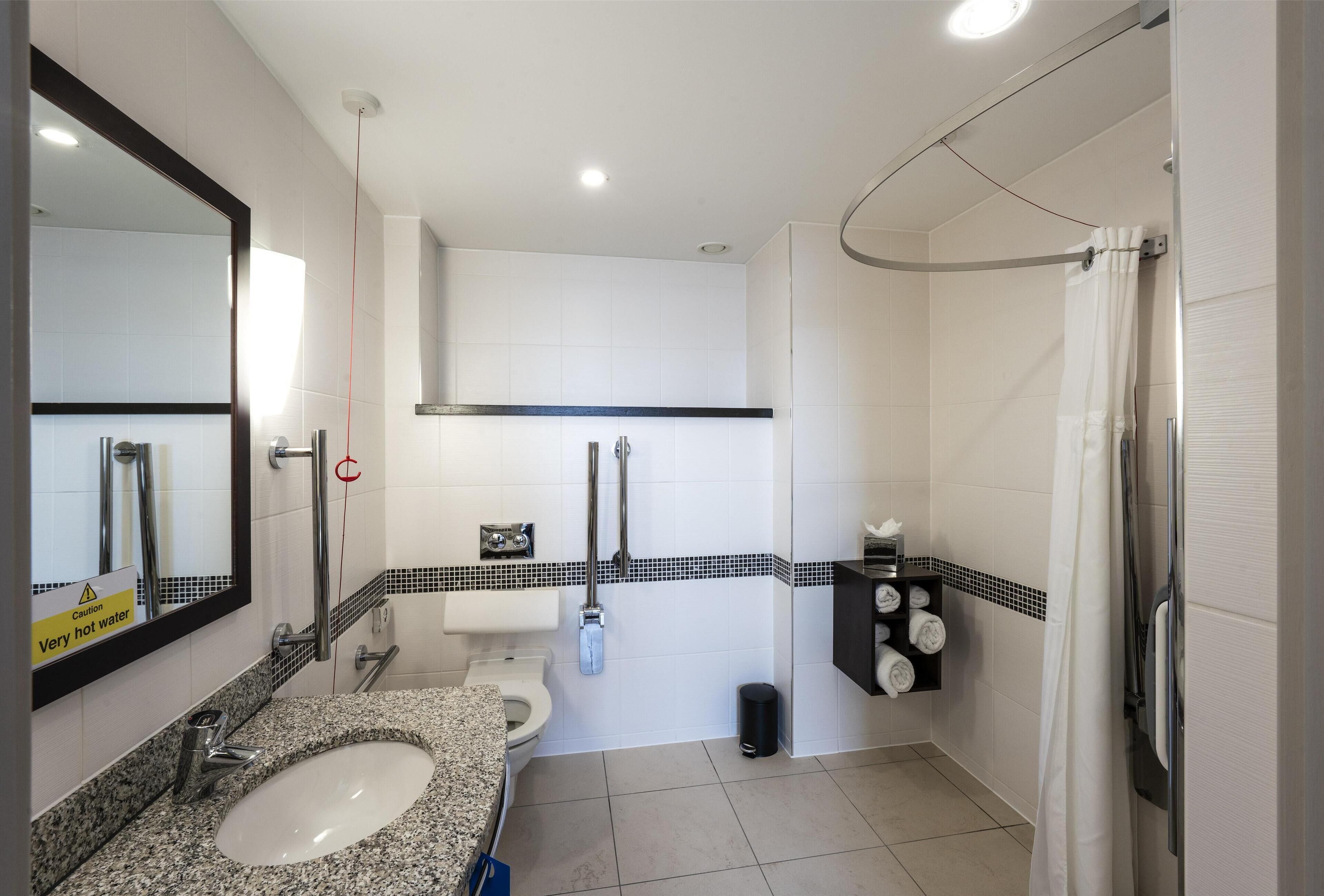 room, 1 queen bed, accessible, non smoking (roll-in shower) | bathroom | shower, hair dryer, towels