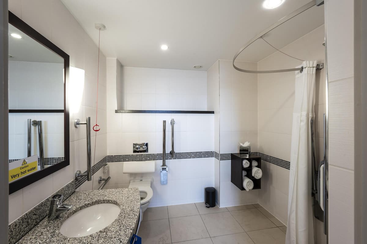 room, 1 queen bed, accessible, non smoking (roll-in shower) | bathroom | shower, hair dryer, towels