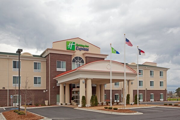 Exterior - Holiday Inn Express Pembroke by IHG (Pembroke)