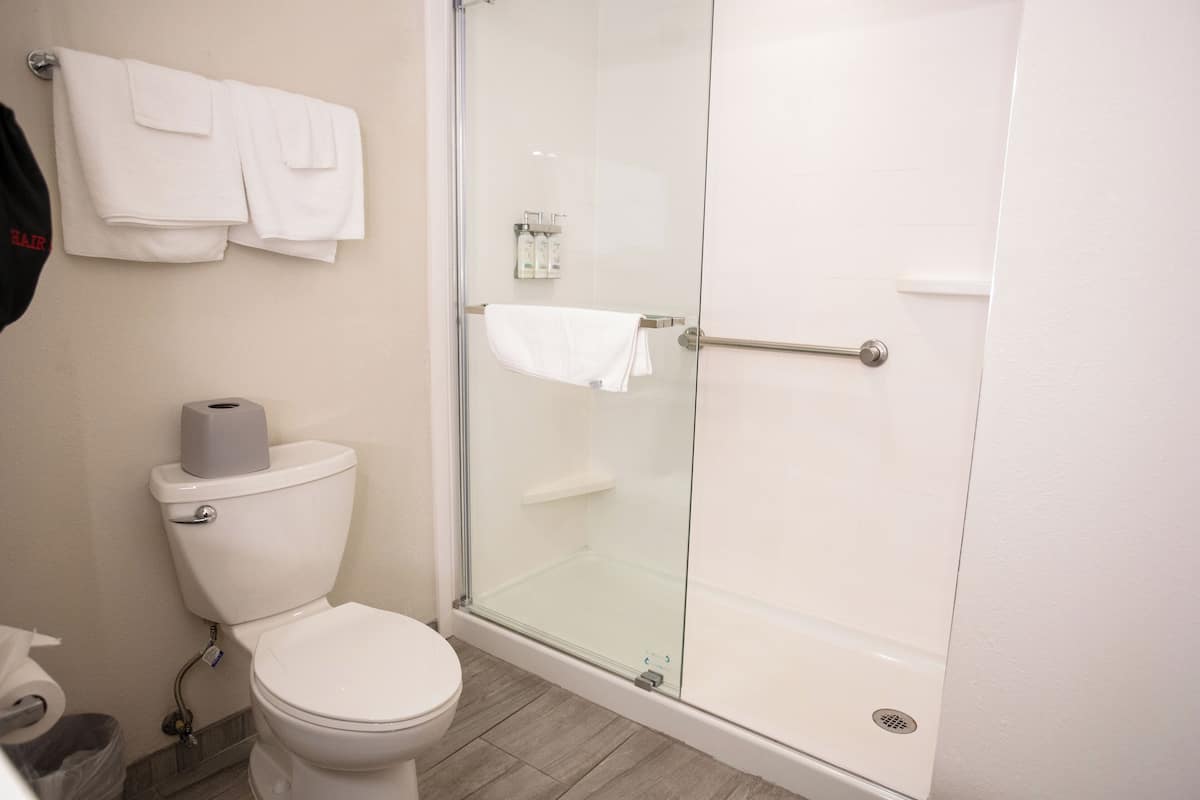 Ducha y bañera combinadas y artículos de higiene personal gratuitos