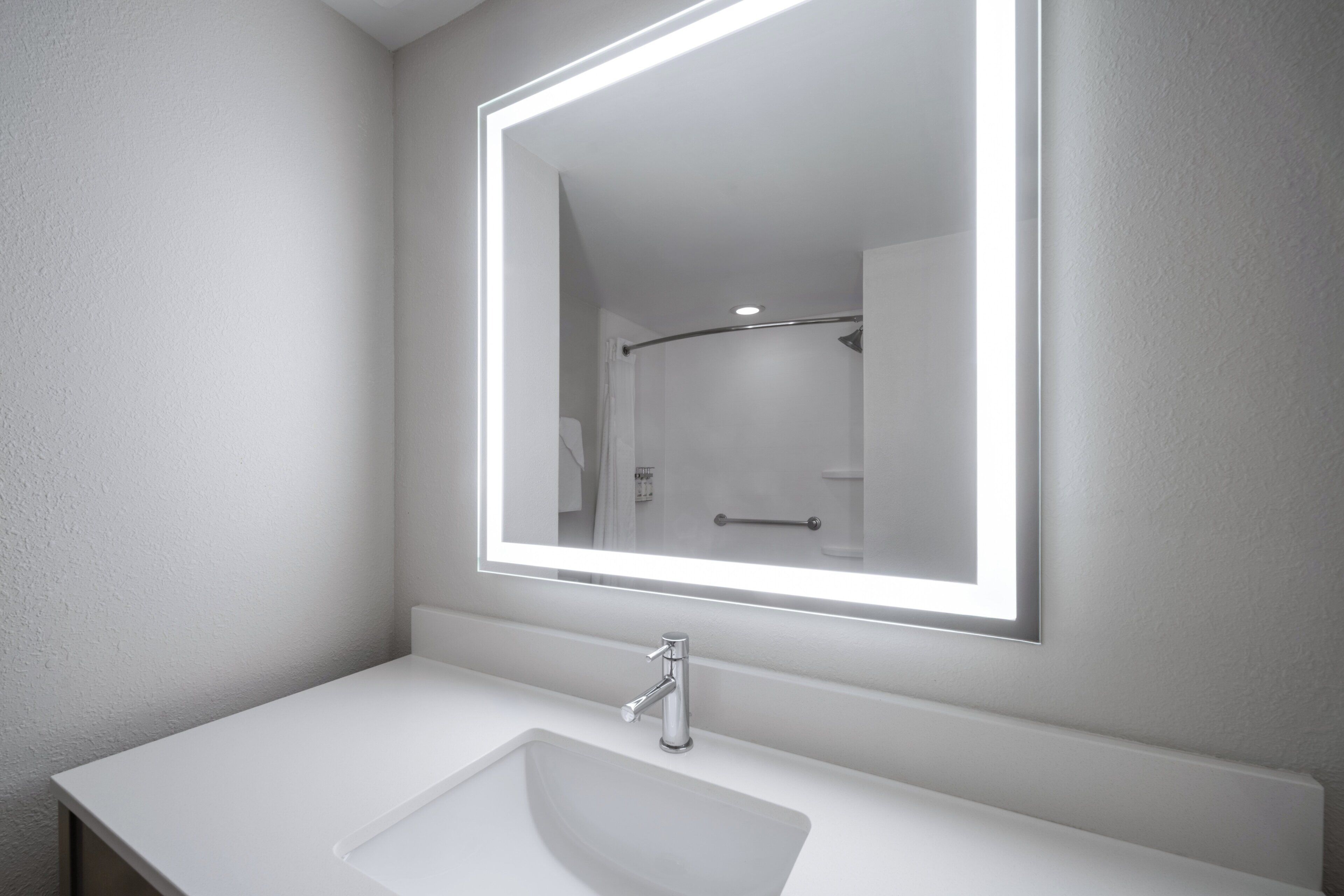 Combined shower/tub, free toiletries, hair dryer, towels