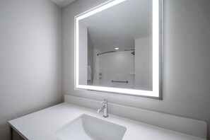 Ensemble douche/baignoire, articles de toilette gratuits, sèche-cheveux