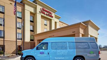 Hampton Inn & Suites -hotellin rakennus kirkkaan sinisen taivaan alla.