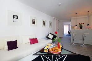 جناح تنفيذي | أغطية فراش متميزة وألحفة محشوة بالريش وميني بار وخزنة داخل الغرفة