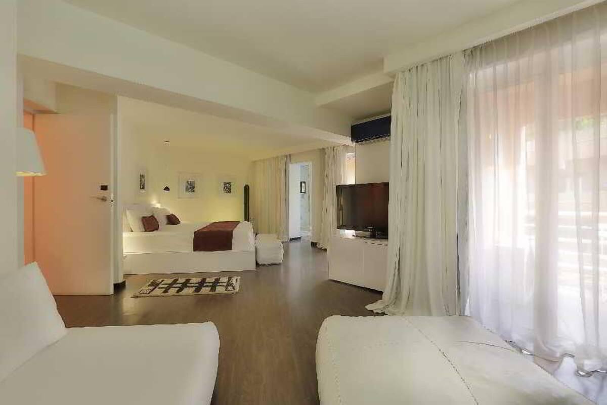 Premium bedding, down comforters, minibar, in-room safe
