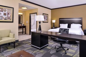 King studio suite | In-room safe, desk, iron/ironing board, free cots/infant beds - Hampton Inn & Suites Big Spring (Big Spring)