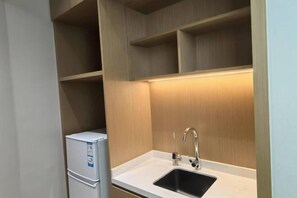 Minibar, caja de seguridad en la habitación y despertador 