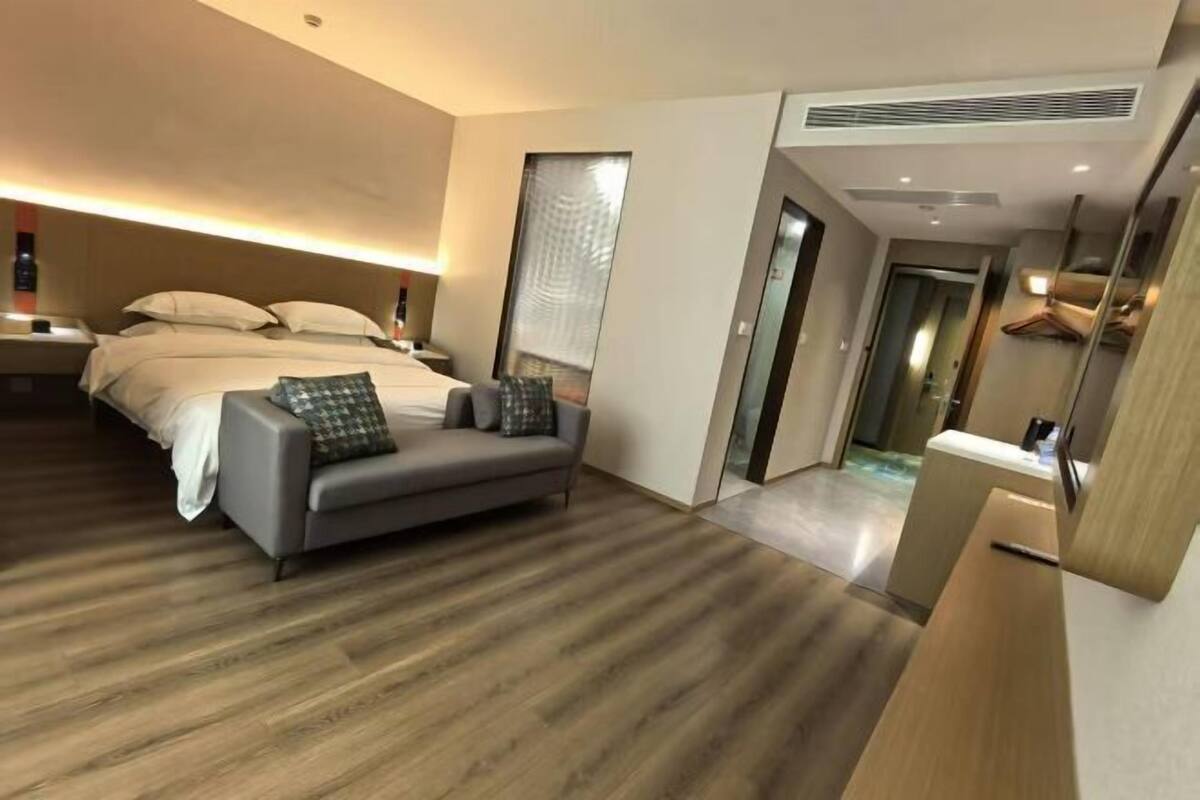 Minibar, in-room safe, alarm clocks