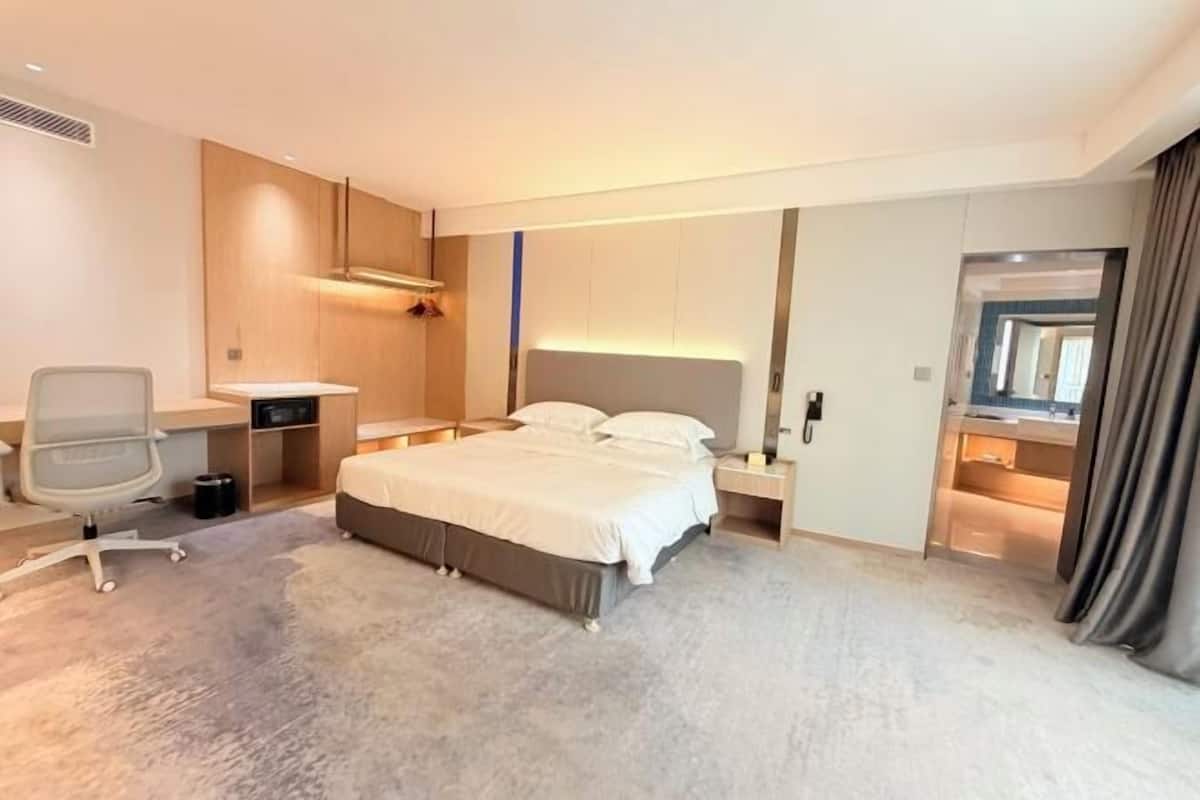 Minibar, in-room safe, alarm clocks