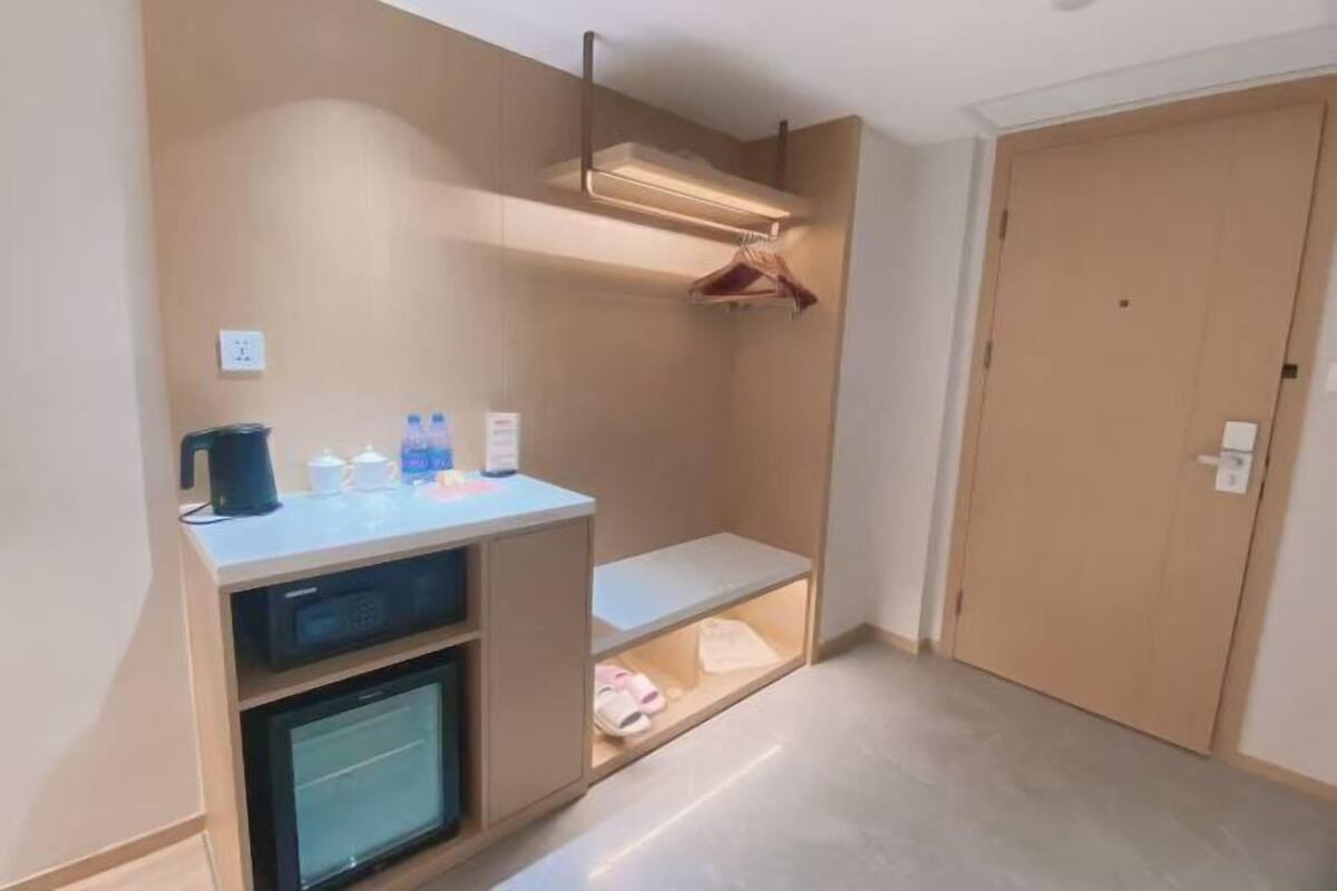 Minibar, in-room safe, alarm clocks