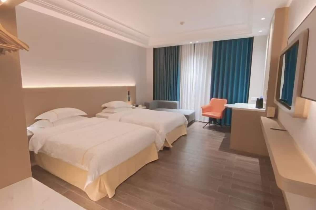 Minibar, in-room safe, alarm clocks