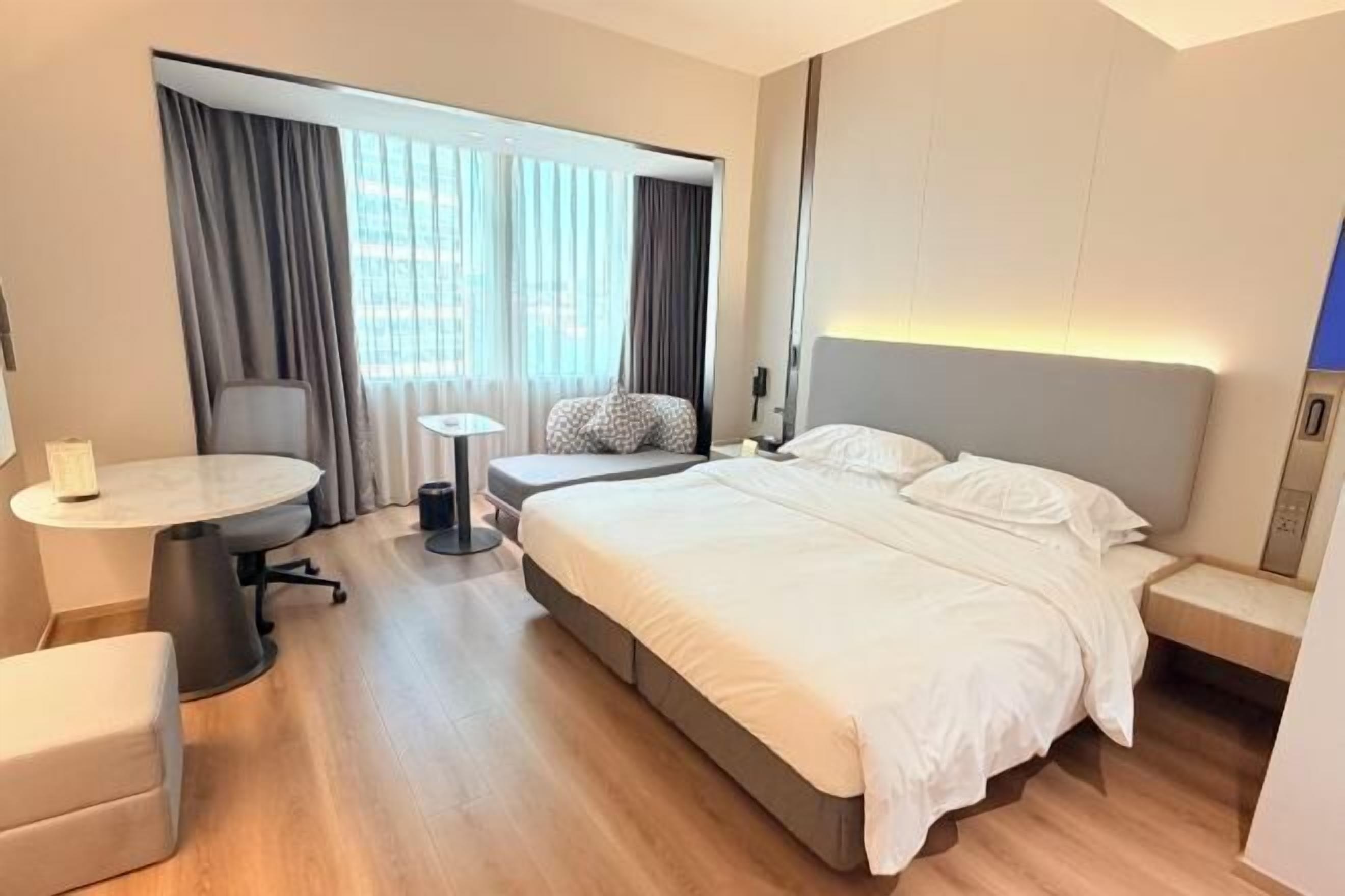 迷你吧、客房内保险箱、闹钟