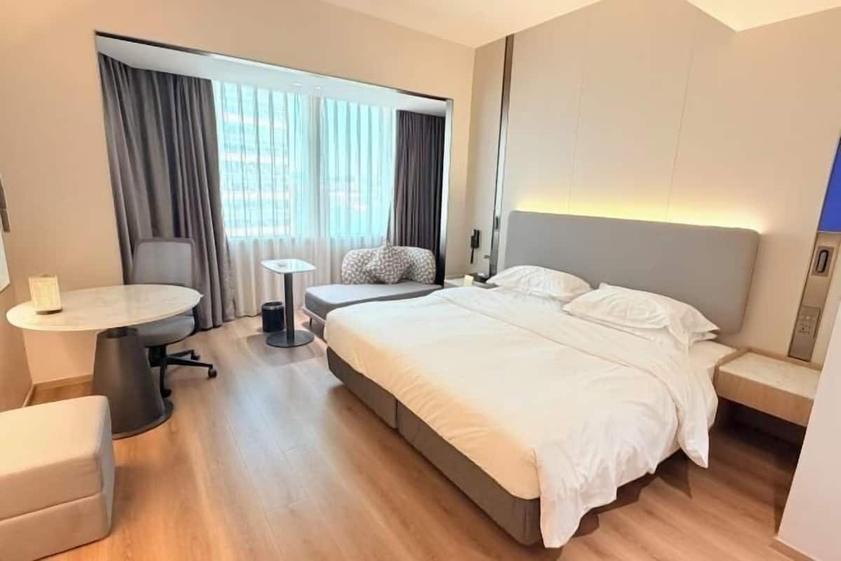 Minibar, in-room safe, alarm clocks