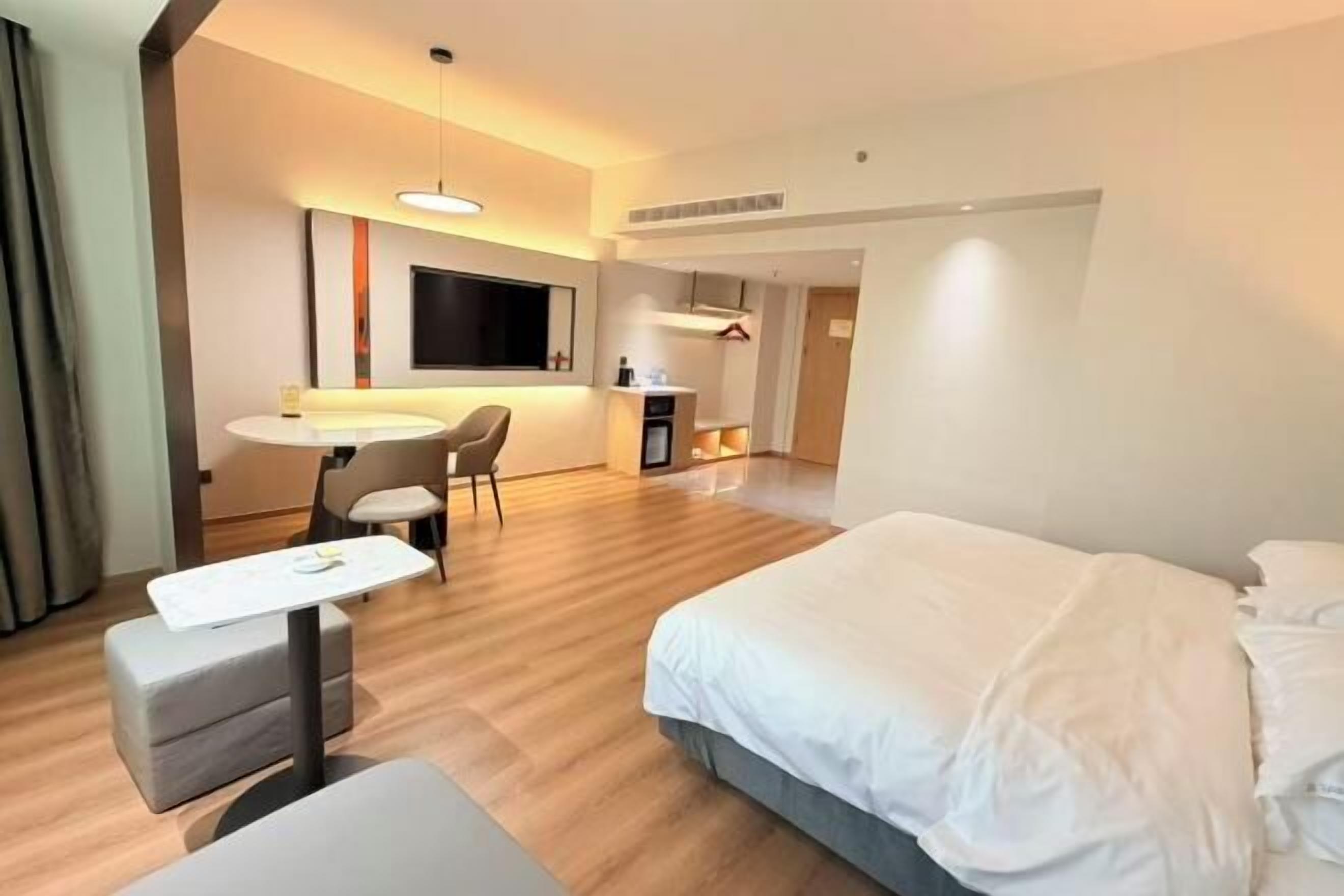 Minibar, in-room safe, alarm clocks