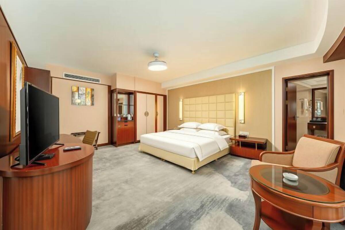 Minibar, in-room safe, alarm clocks