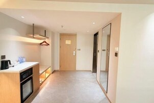 Minibar, caja de seguridad en la habitación y despertador 