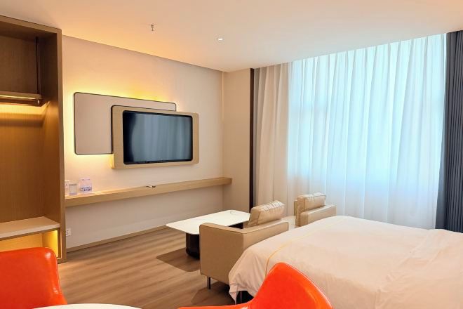 Minibar, in-room safe, alarm clocks