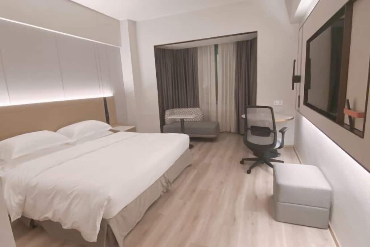 Minibar, in-room safe, alarm clocks