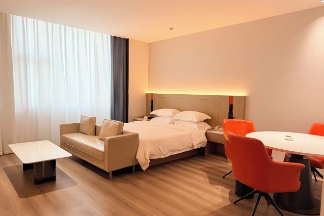 Minibar, in-room safe, alarm clocks