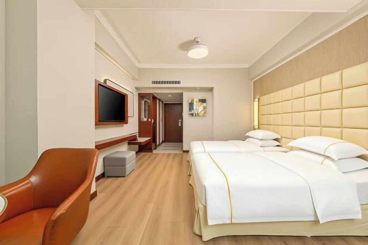 Minibar, in-room safe, alarm clocks