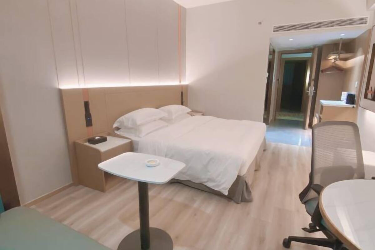 Minibar, in-room safe, alarm clocks