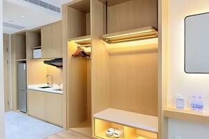 Minibar, caja de seguridad en la habitación y despertador 