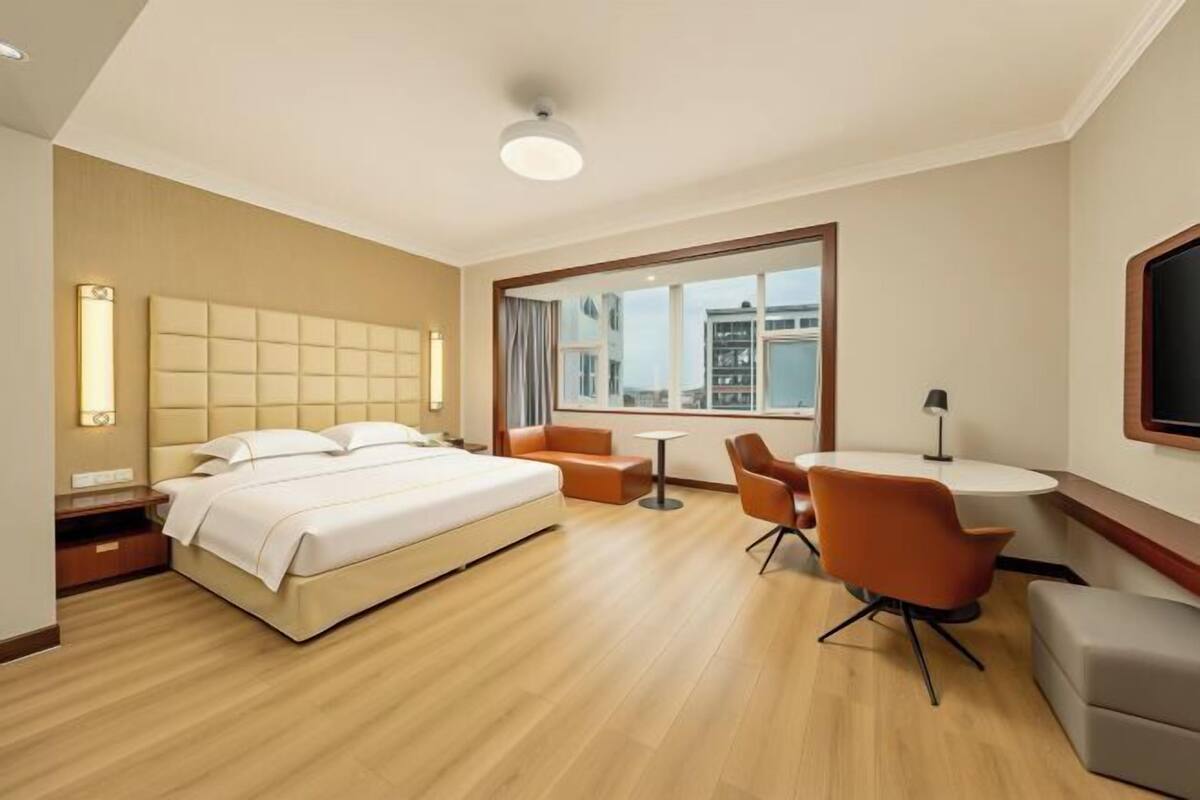 Minibar, in-room safe, alarm clocks