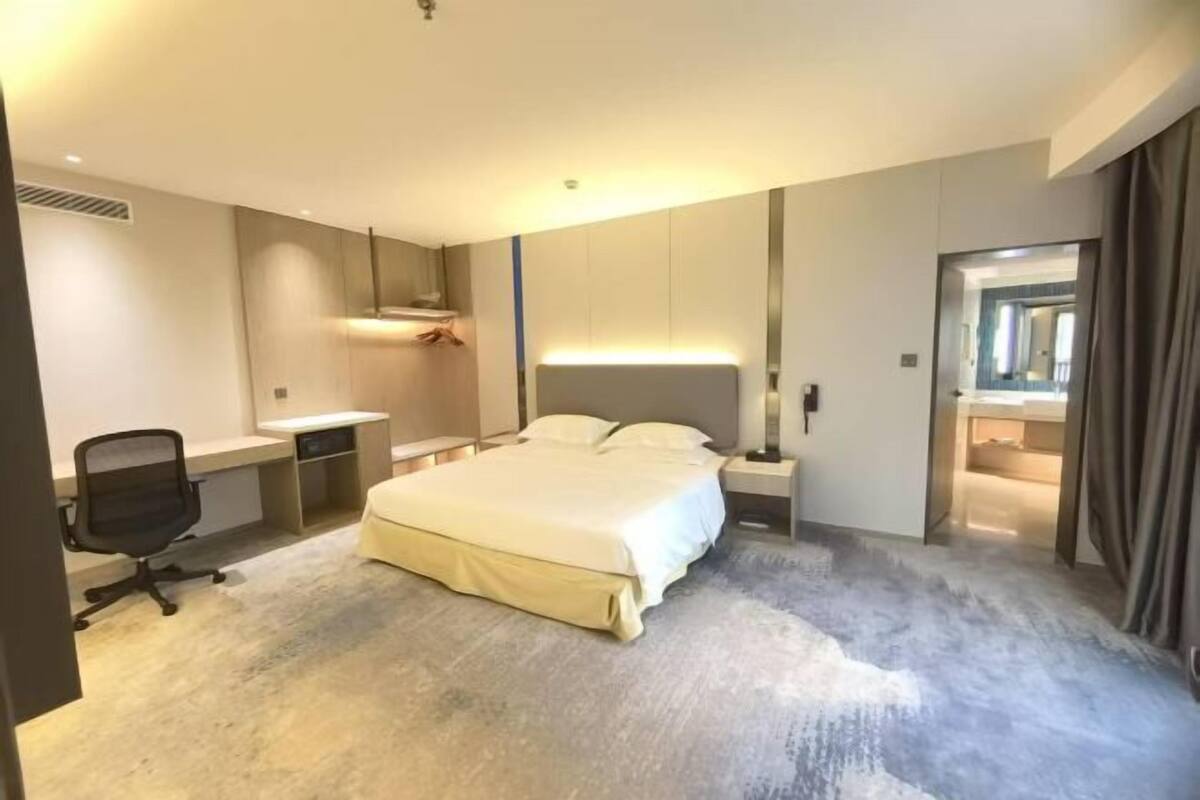 Minibar, in-room safe, alarm clocks