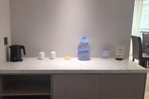 Minibar, caja de seguridad en la habitación y despertador 