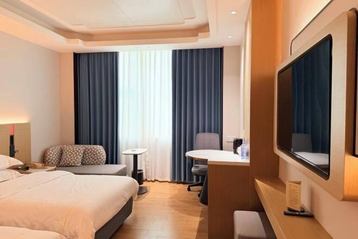 Minibar, in-room safe, alarm clocks