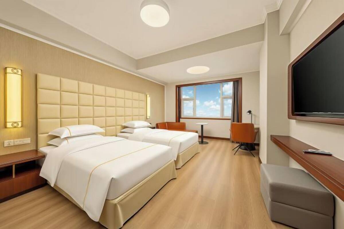 Minibar, in-room safe, alarm clocks