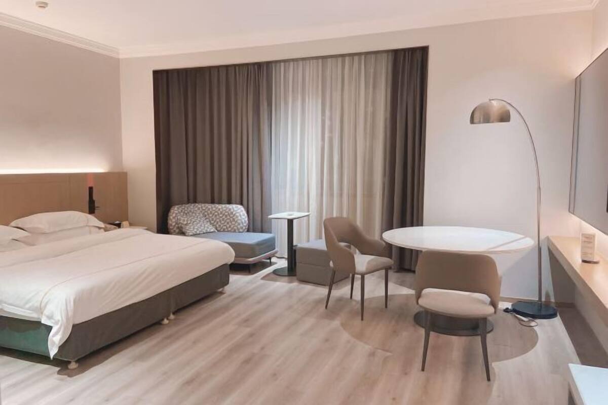 Minibar, caja de seguridad en la habitación y despertador