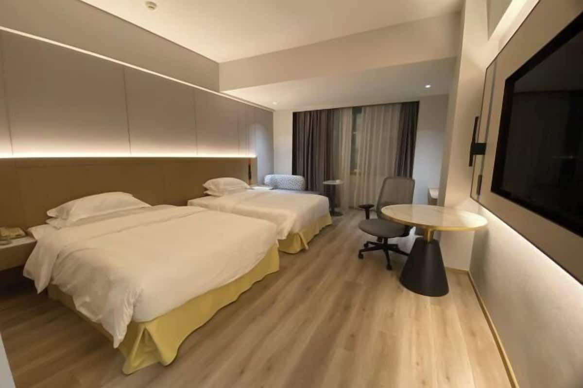 Minibar, in-room safe, alarm clocks