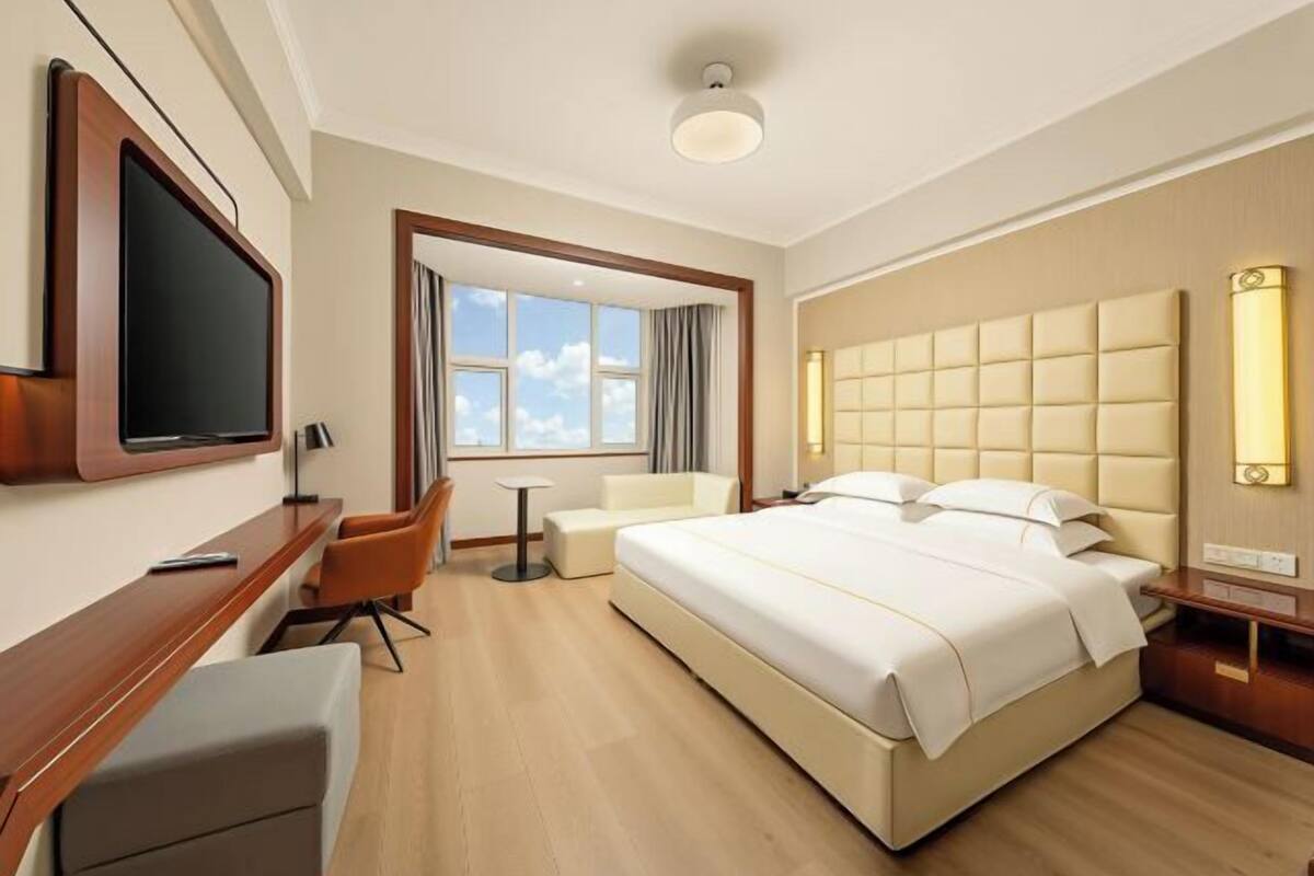 Minibar, in-room safe, alarm clocks