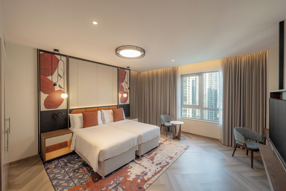 ห้องแฟมิลี่สวีท, 1 ห้องนอน, ระเบียง (Boulevard View) | เครื่องนอนป้องกันสารก่อภูมิแพ้, ผ้านวมขนเป็ด, เตียงพร้อมฟูกเสริมที่นอน