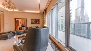 Panoramic-Penthouse, 4 Schlafzimmer (Panoramic Burj Khalifa/Fountain View) | Wohnbereich | 50-Zoll-LED-Fernseher mit Kabelempfang, Fernseher