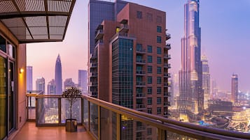 Un balcon avec vue sur la ville, comprenant des immeubles de grande hauteur et une rivière.