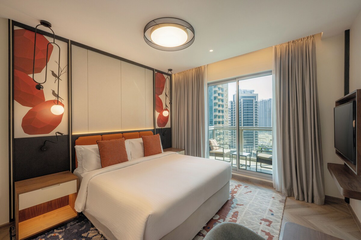 ห้องแฟมิลี่สวีท, 1 ห้องนอน, ระเบียง (Boulevard View) | เครื่องนอนป้องกันสารก่อภูมิแพ้, ผ้านวมขนเป็ด, เตียงพร้อมฟูกเสริมที่นอน