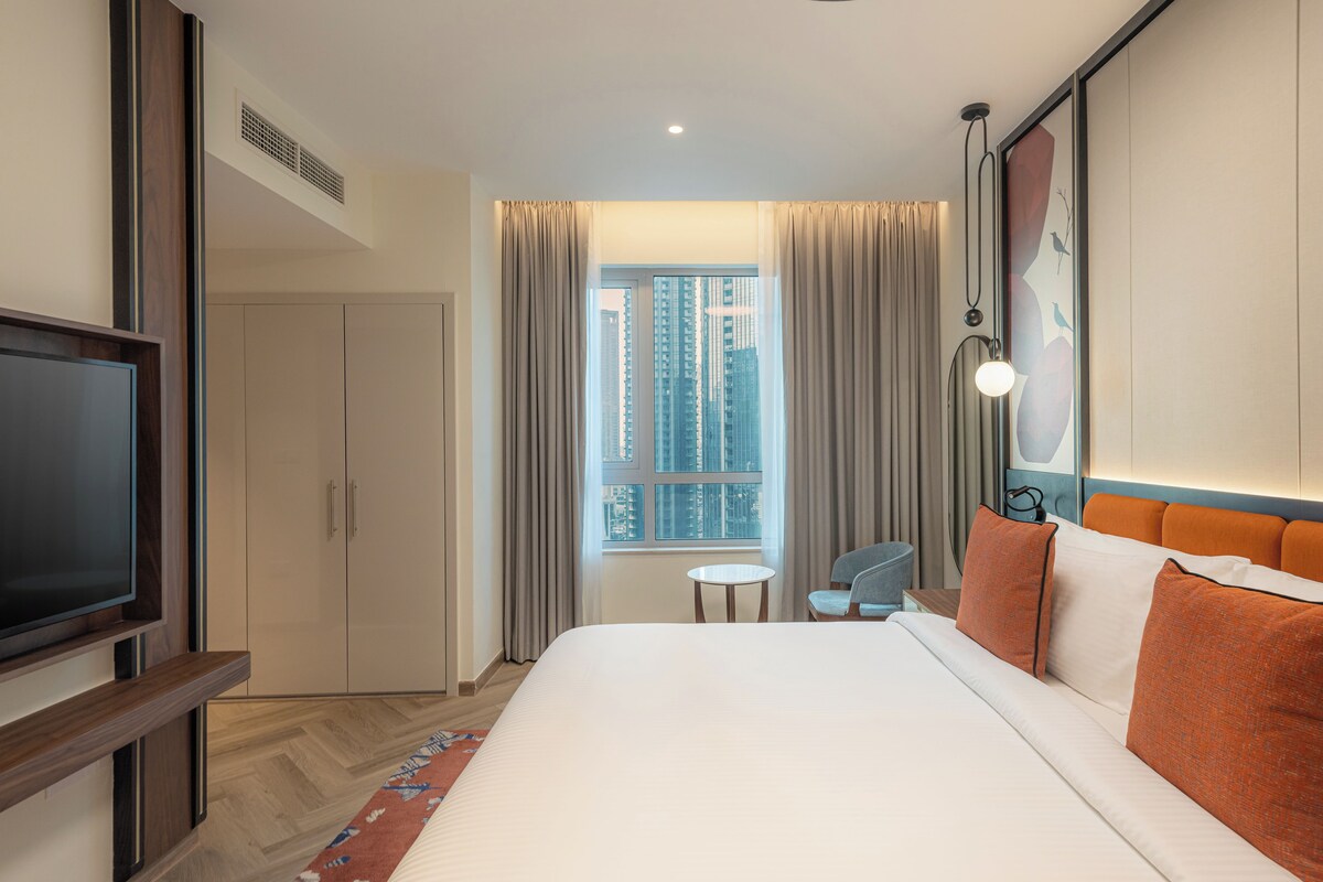 ห้องสวีท, 1 ห้องนอน, ระเบียง (Pool and Fountain View) | เครื่องนอนป้องกันสารก่อภูมิแพ้, ผ้านวมขนเป็ด, เตียงพร้อมฟูกเสริมที่นอน